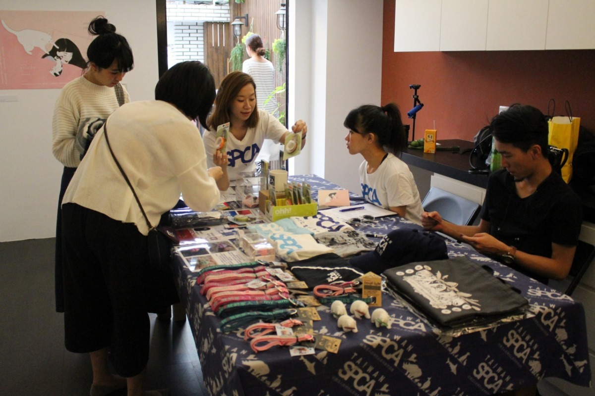 SPCA工作人員現場販售義賣品。　黃靖雅/攝