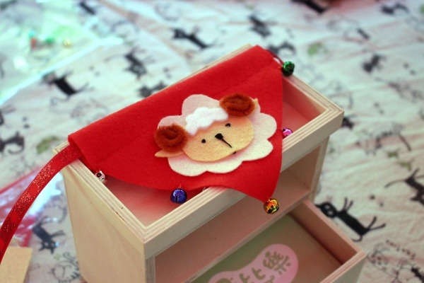 寵物小領巾是鮮豔的紅色搭配小羊圖飾。  江幸芸/攝