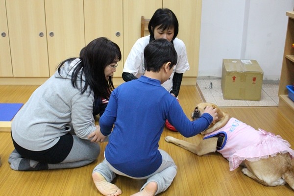 跳過木板的學生如願摸到Dior。　江幸芸/攝