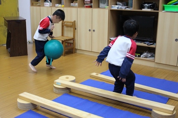 小朋友要跳過一條條木板之後，才能和治療犬「Dior」互動。　江幸芸/攝