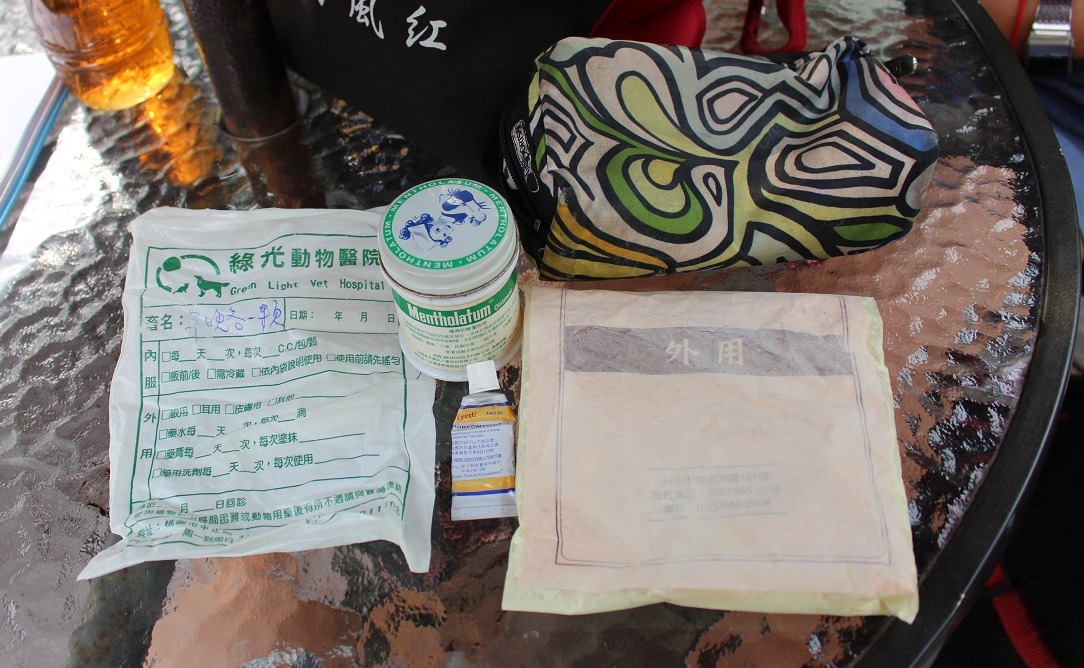歐歐姐姐每天出門遛狗時隨身帶的藥。　黃靖雅/攝