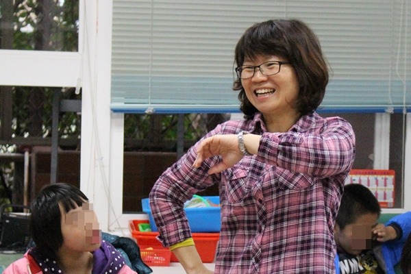 民國96年起，北投國小特教老師、動物輔助治療師李美儀將治療犬帶入教學。　江幸芸/攝