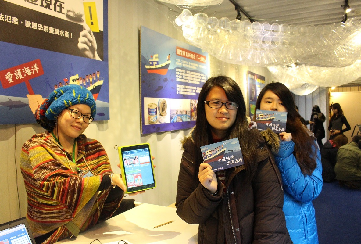 展覽現場也能加入連署。　黃靖雅/攝