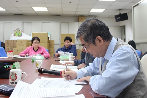 中華民國保護動物協會秘書長黃慶榮提問,犬隻傳染病比狂犬病影響大,回置犬隻只施打狂犬疫苗是否不足? 江幸芸/攝