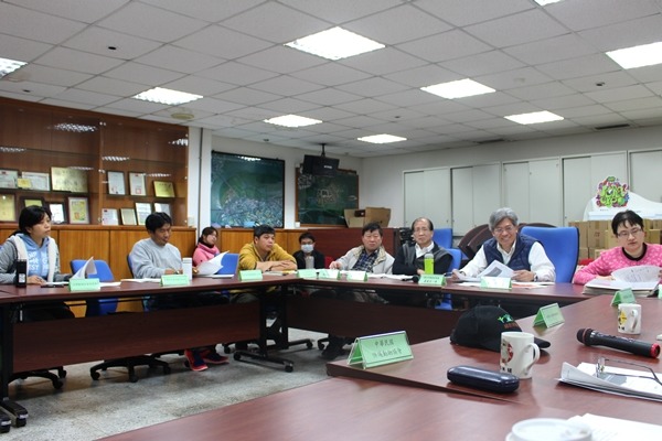 台北市動保處與動保團體、獸醫師公會討論街犬TNVR執行方式,由動保處處長嚴一峯主持(右二)。 江幸芸/攝