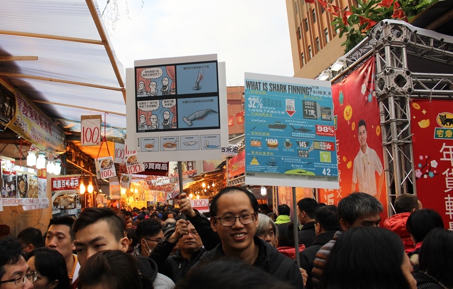 豐富多彩的圖文吸引不少民眾抬頭閱讀標語。　黃靖雅/攝