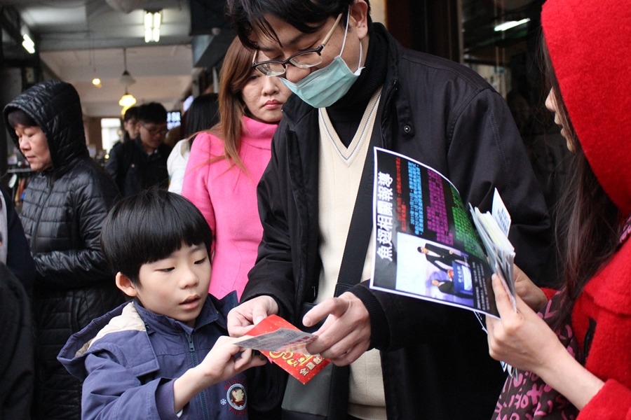 宣導人員(右)也定點發送傳單。　黃靖雅/攝