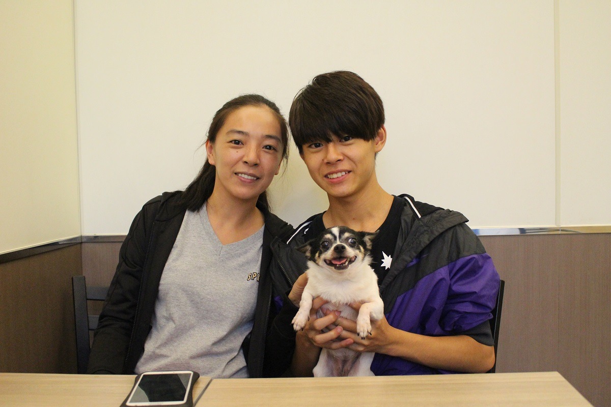 媽媽原本不認同還是學生的卓于翔花太多時間在貓狗身上，但漸漸認同後，還會騎機車載他去餵街貓街犬。　黃靖雅/攝