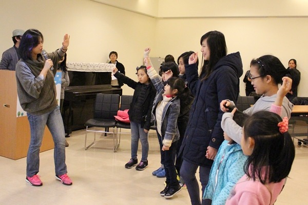 八里國小教師藍瑜卿(左)帶領小朋友玩遊戲,大家都很踴躍參與。 江幸芸/攝