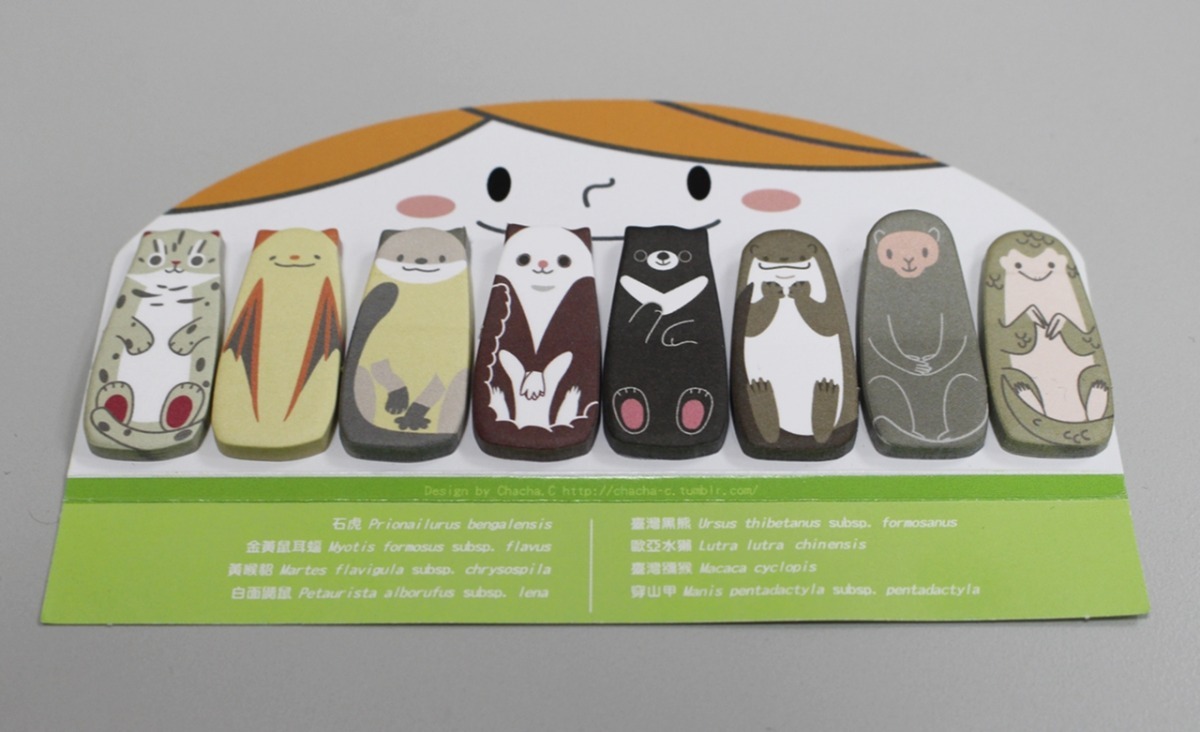 便利貼中的動物的姿勢，部分是協會提供動物習性供繪者參考，有些則由繪者參考照片設計。　黃靖雅/攝