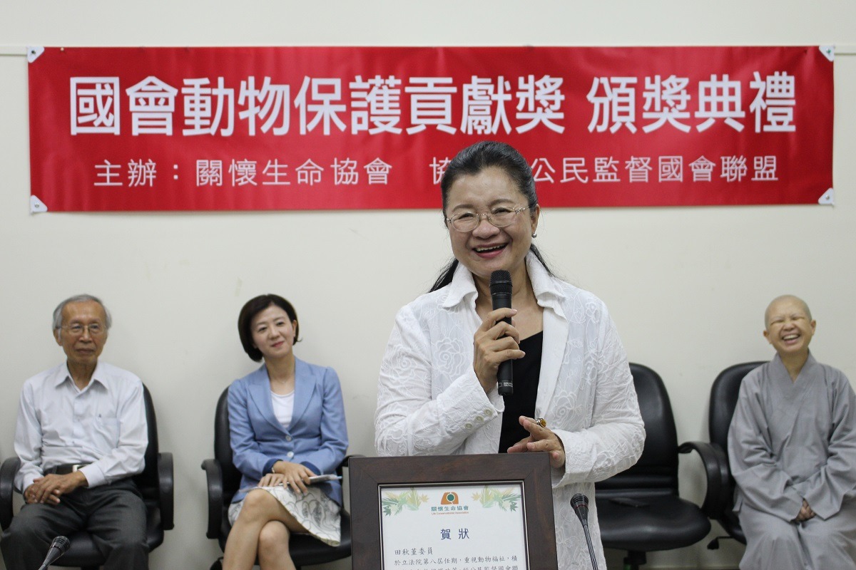 田秋堇在致詞時提及，鄰居家的狗常愛她勝過愛自己的主人，讓現場眾人聽了也莞爾。　黃靖雅/攝