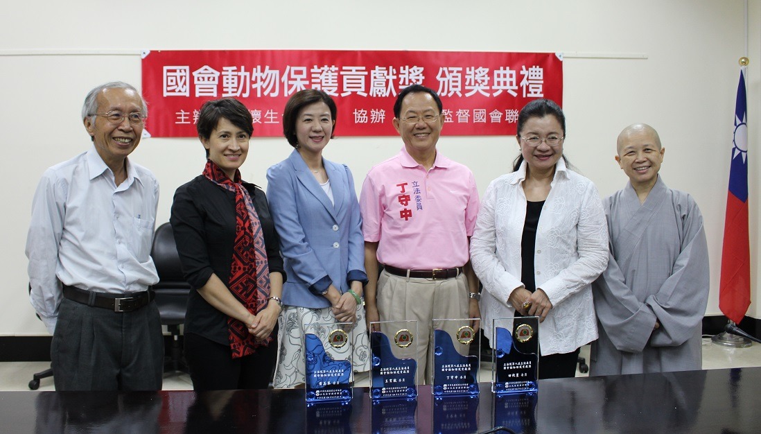 頒獎典禮由施信民教授(左)致詞、釋昭慧法師(右)擔任頒獎人。　黃靖雅/攝