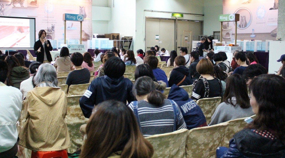 貓咪行為諮詢醫師林子軒講解時,台下的民眾都非常專注。 黃靖雅/攝