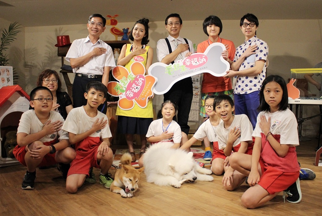 助教小羊(右);秀山國小校犬好客(左);秀山國小的主任(左後一)、同學;和公視總經理(中);旺福團員小民(右後二)、肚皮(右後一)都現身為《毛起來幸福站》站台。 黃靖雅/攝