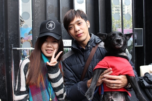 黑色米克斯Didi在中途之家等了2年多,終於找到愛牠的爸爸媽媽! 江幸芸/攝