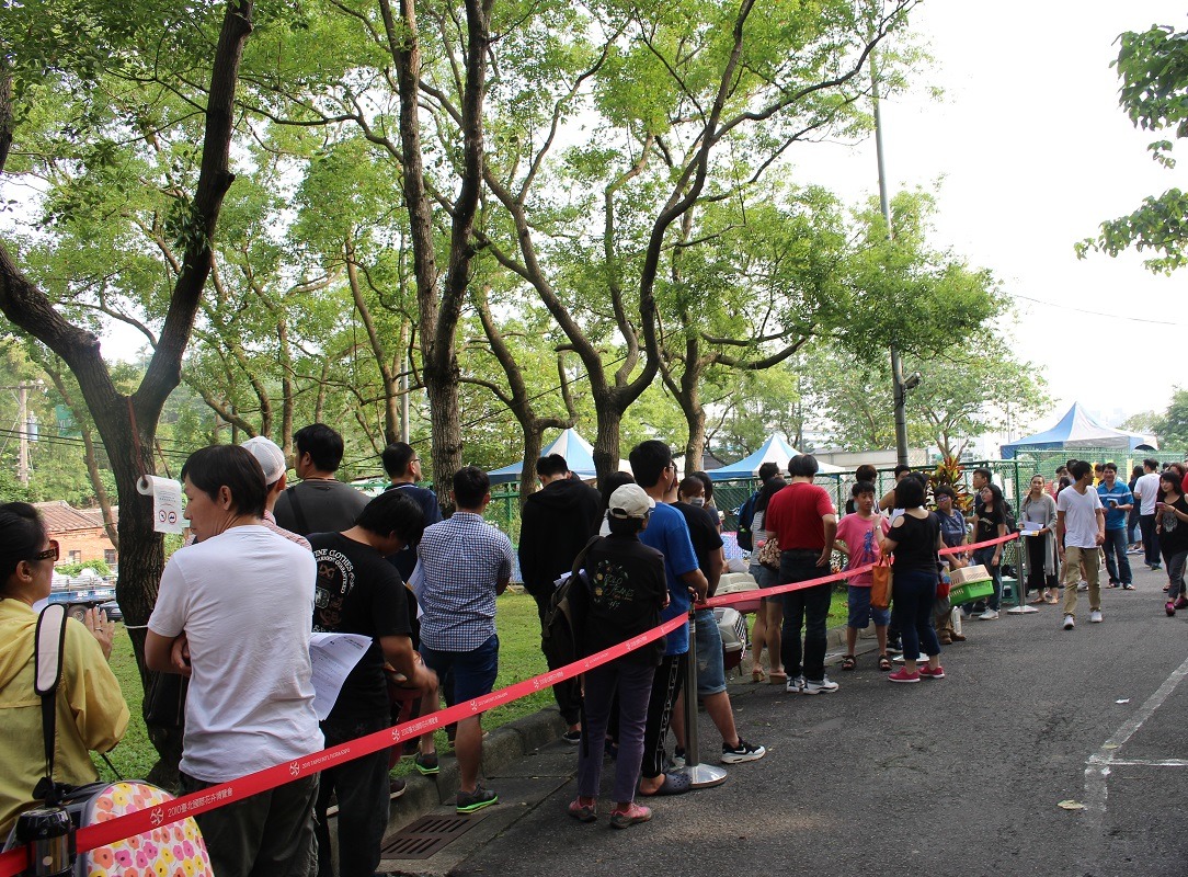 TSPCA較嚴格的篩選領養人，雖曾使被淘汰的領養者在憤而訴諸議員、媒體，但後續退養率也相對較低。圖為第一場幼犬送養會，當時曾吸引大批人潮漏夜前往排隊。　台灣動物新聞網資料照。黃靖雅/攝