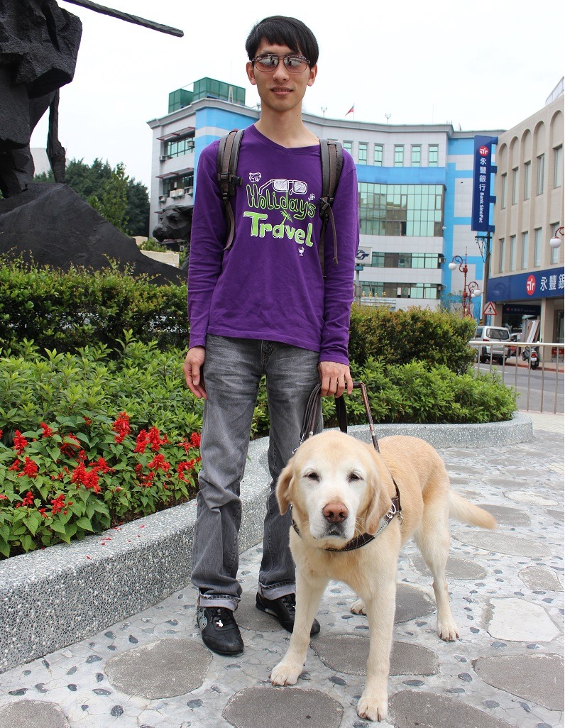 台北市社會局趁機向大眾宣導，路遇導盲犬時，千萬不能觸碰、餵食，以免害導盲犬和視障朋友發生危險。　台北市社會局/提供