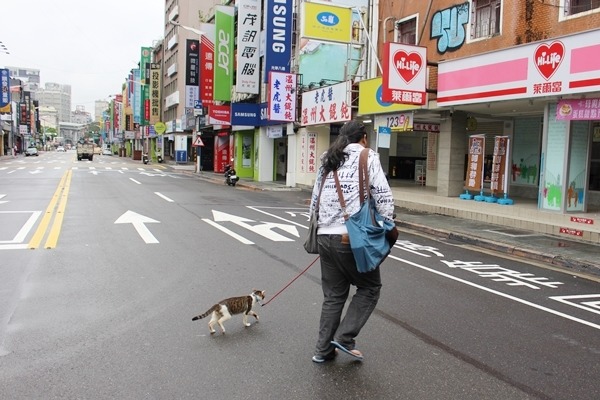 一條牽繩繫著,小唯跟著劉子承趴趴走。 江幸芸/攝