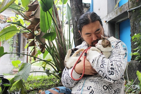 小唯和劉子承相依為命3年了,常一起在捷運站賣雜誌。 江幸芸/攝