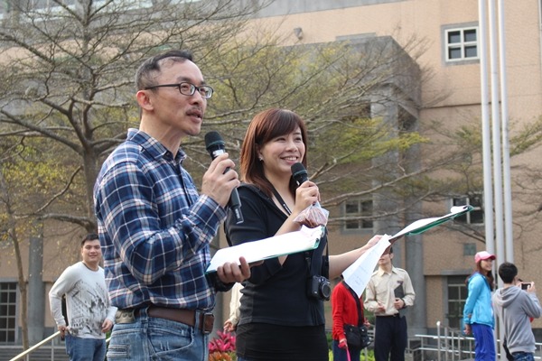 秦綾謙（右）日前應邀到新北市三峽安溪國中演講，用自身經驗教導學生尊重生命、領養不棄養。　江幸芸/攝