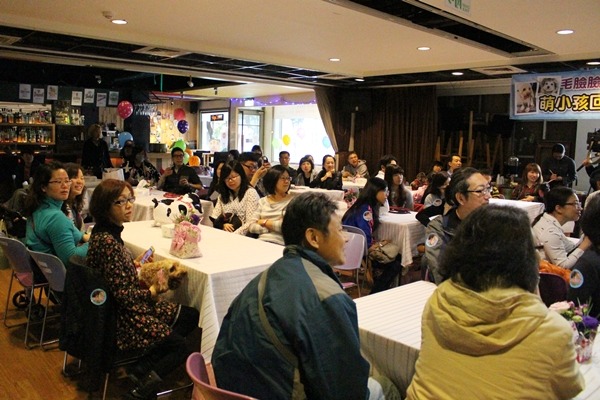 毛臉臉社團日前舉辦首次送養毛孩回娘家的活動,共70名領養人和6、70隻以上狗狗參與。 江幸芸/攝