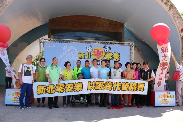 到場簽署的動團代表有「中華民國保護動物協會」秘書長黃慶榮、「中國棄犬防虐協會」鄭鯤英、「流浪動物之家基金會」董事長汪麗玲、「貓狗人協會」執行長黃泰山、「關懷生命協會」執行長何宗勳、「TSPCA」執行長姜怡如、「台灣動物平權促進會」理事長林憶珊、「照生會」執行長董冠富，和數位關心動保議題的立委、議員。　黃靖雅/攝