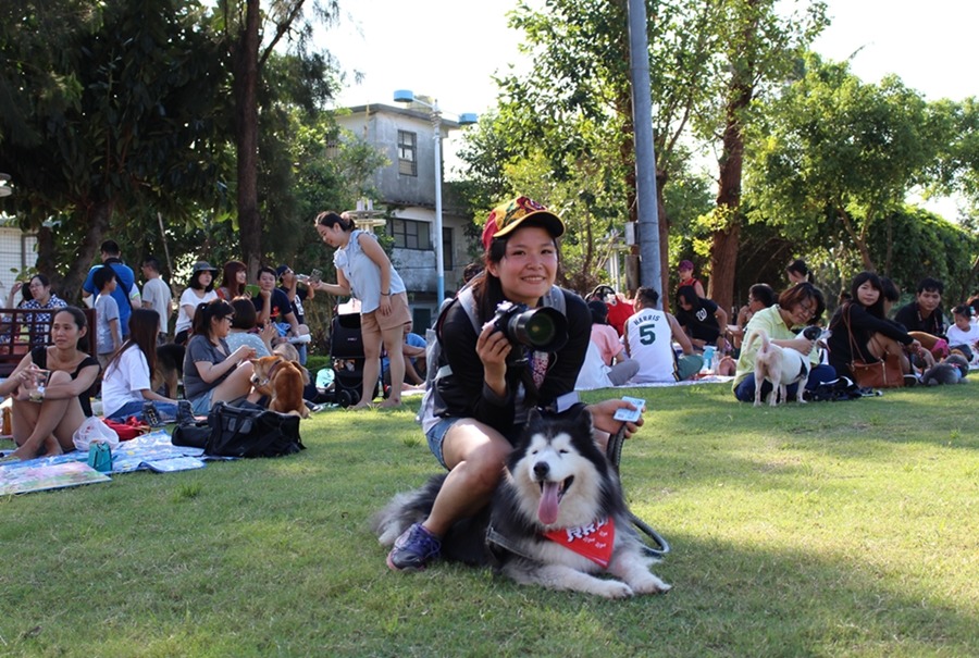 去年的嘉年華，有好玩的市集和超大的草地，讓人寵都滿意！　資料照。黃靖雅/攝