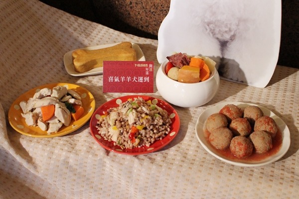 統一超商推出的寵物年菜「喜氣羊羊犬運到」有5道菜色，1組售價680元，開賣7天內就有破千名民眾選購。　江幸芸/攝