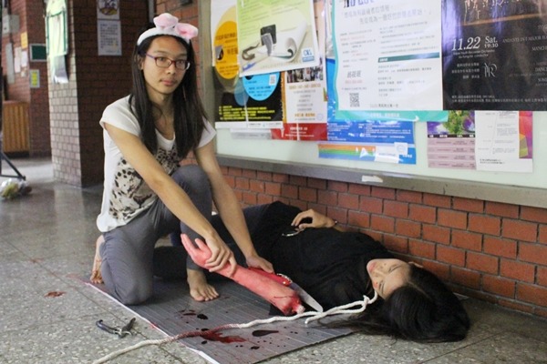 台大動物權利發展社與師大動物權利促進陣線,日前表演行動劇,呼籲大眾拒絕血腥羽絨。 李娉婷/攝