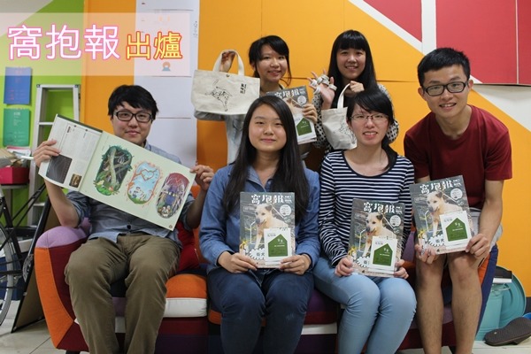 少有動保背景的大學生加入窩窩團隊，開啟他們自身與讀者了解動保的第一步。左一為創辦人酥酥，實習生中有3名不在場。　江幸芸/攝