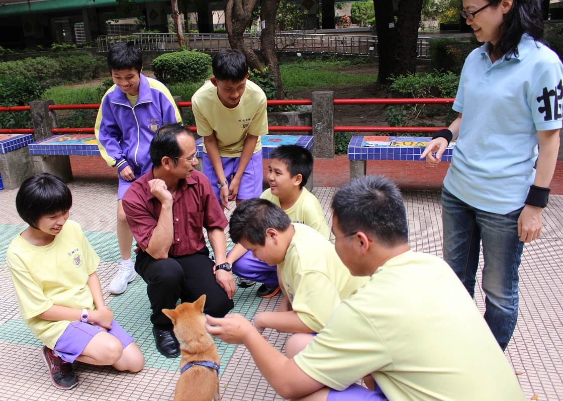 遇到好老師（右）、好校長（中），北市福安國中的特教生好幸福！　黃靖雅/攝