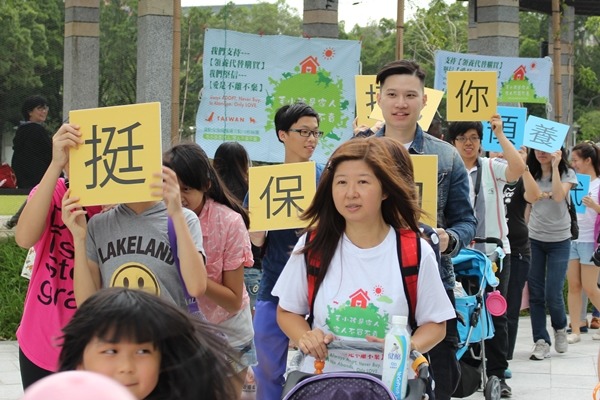 毛爸媽聲援「你挺動保我挺你」活動，要替毛孩選出適合的候選人。　何宜/攝