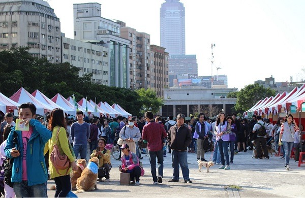 毛日子市集從下午兩點開始較有人潮聚集。 黃靖雅/攝
