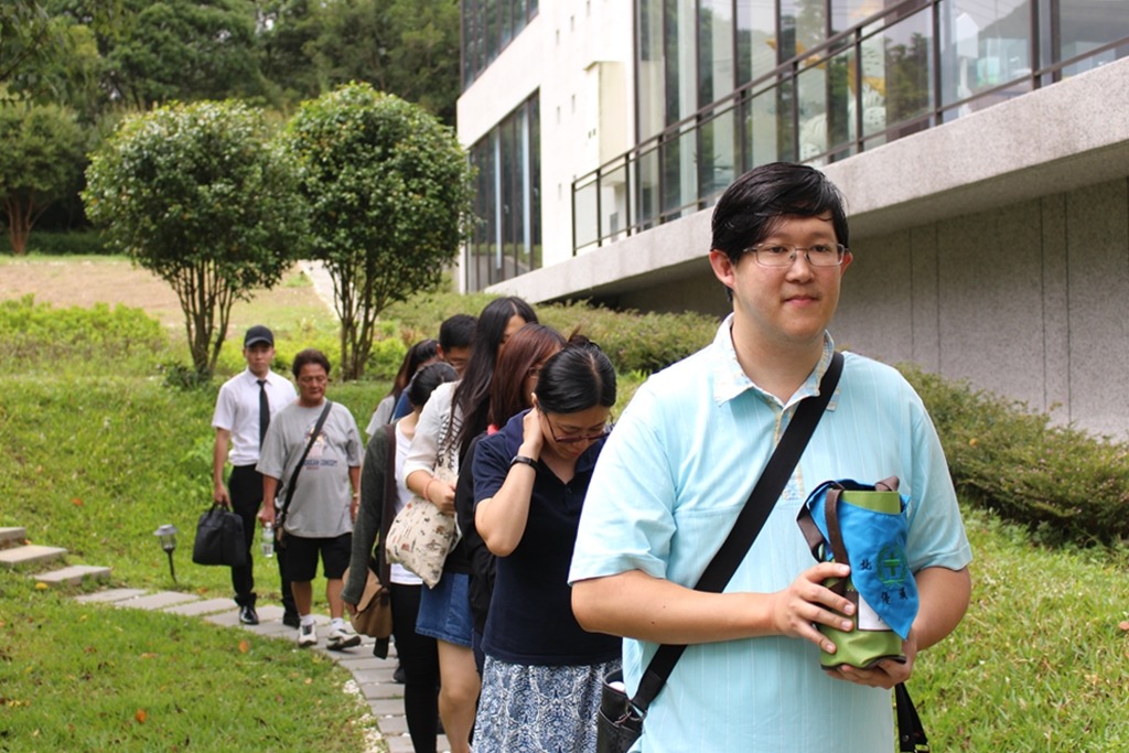 北護師生把優漢生前用過的其中一條領巾套放在骨灰罈外。　黃靖雅/攝