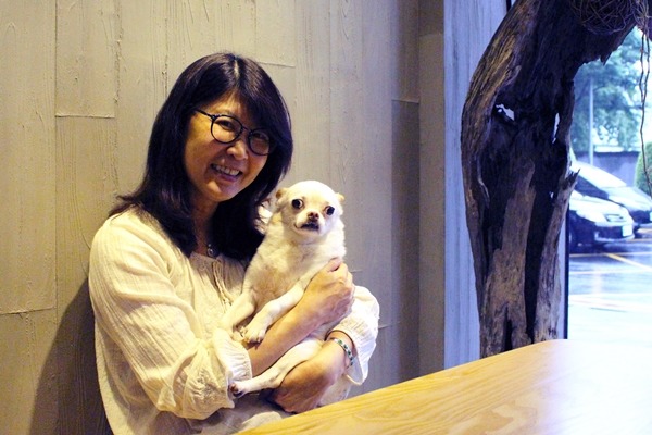 擁有多年中途經驗的劉旻，深知老病犬照顧不易，便開設OBO提供一對一美容服務，適合高齡、罹病和缺乏社會化的狗狗。　江幸芸/攝