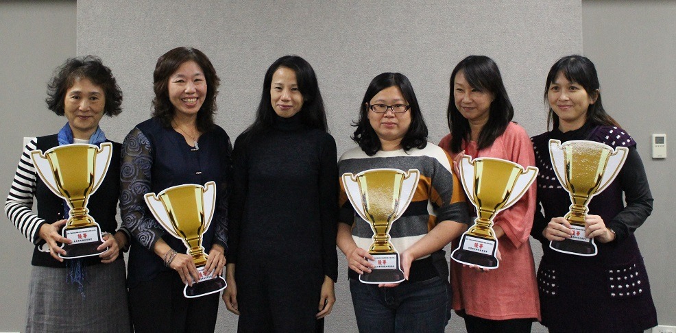 左起為苗栗縣愛貓保護協會、社團法人嘉義市正德護生會、農委會技正鄭祝菁、社團法人中華民國寵物友善協會、台灣同伴動物扶助協會和財團法人慈愛動物福利基金會。　黃靖雅/攝