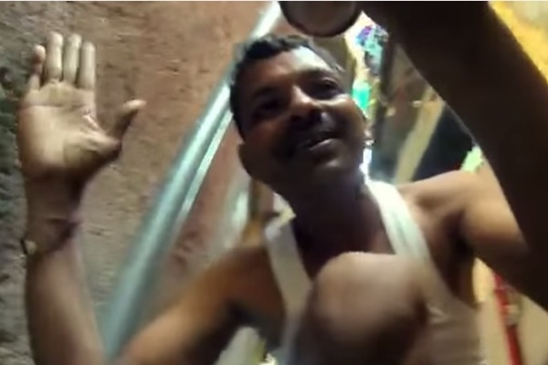 影片中一名男子對狗兒唱著歌，貌似友善，但隨後卻賞了狗兒一巴掌。　取自World For All