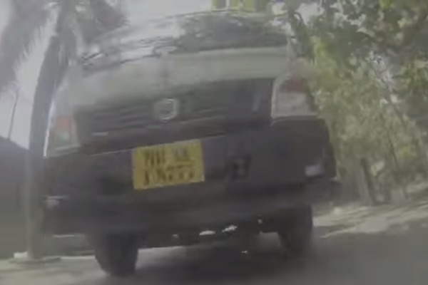 影片最後，車子迎面駛來，只留下撞擊聲和狗兒的悲鳴。　取自World For All