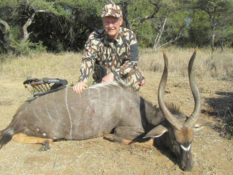 賽斯基與其獵捕到的羚羊。　取自英國每日郵報