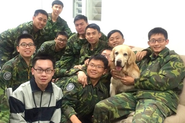 半糖和澎湖憲兵第九中隊感情好,離開營區前還合影留念。 台灣動物緊急救援小組/提供