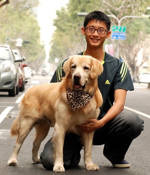 澎湖憲兵第九中隊隊員葉煥青,親自帶半糖搭機來台。 台灣動物緊急救援小組/提供