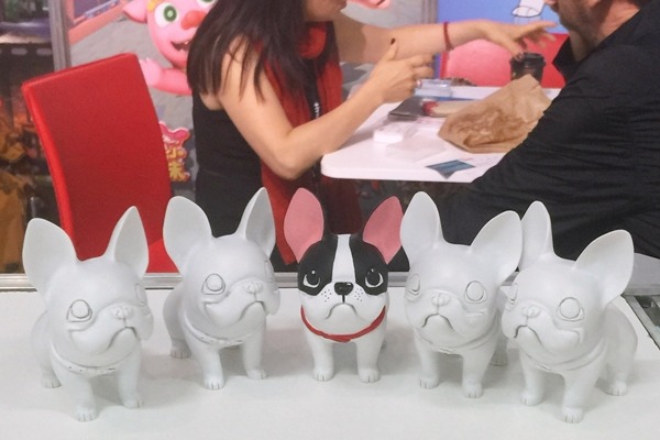 酷樂戲帶著酷哥模型到法國參加「安錫影展」。 酷樂戲/提供