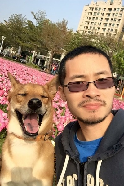 貝克菜(右)的愛犬港幣(左)也是來自收容所的浪浪。 貝克菜/提供