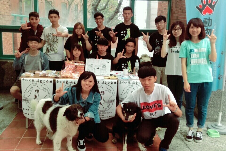 朝陽科大保險金融管理系策劃「全心犬意 - 保金公益樂」活動，推廣導盲犬相關知識，並請到校犬斑斑（左）、便當（右）站台。  吳采芳/提供