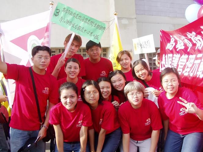 娜莎爸(左一)和娜莎媽(右二，手上拿白帽子)2003年在高雄壽山收容所當志工時的照片。　娜莎爸/提供