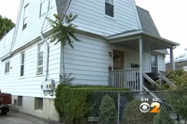 美國一名飼主被自己的母貓攻擊，3、4小時不敢進家門，只好半夜打911求救。　取自CBS News