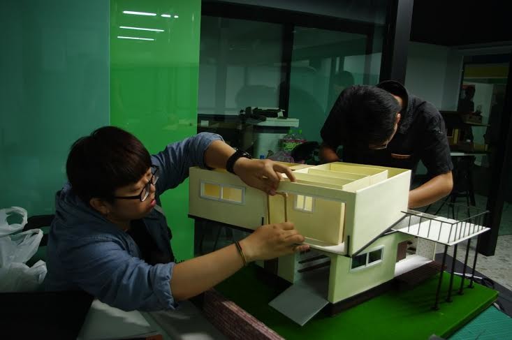 剛開始設計樣品時，所有細節都要人工製作。　鍾佳蓉/提供