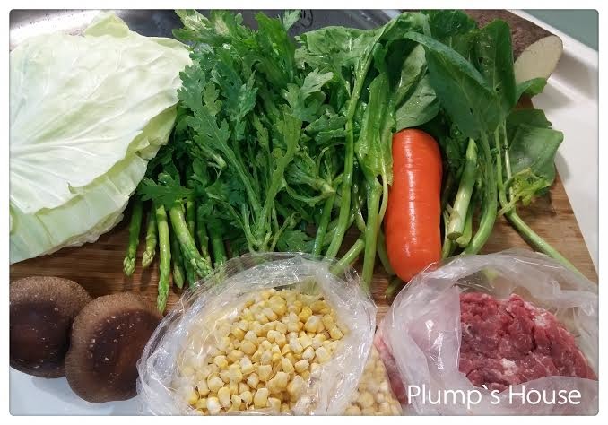 小叮嚀:菜不用多過肉,最基本的比例是「澱粉:蔬菜:肉=1:1:1」。絞肉不能太油,蔬菜可選用當令時蔬自行變化。 Plump's House 胖胖屋手作寵物餐點/提供