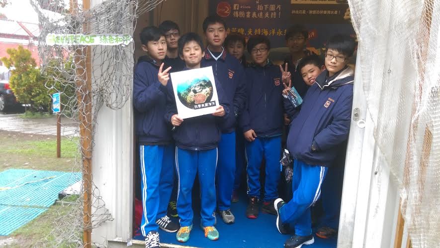 參觀展覽的國中生，熱情的拿著看板合照。　綠色和平/提供