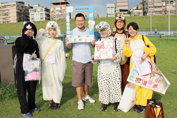 寵物友善協會與文化大學大傳系合作推廣寵物捐血的概念，學生穿著動物服裝遊街快閃。圖中為寵物友善協會執行長路易斯。　寵物友善協會/提供